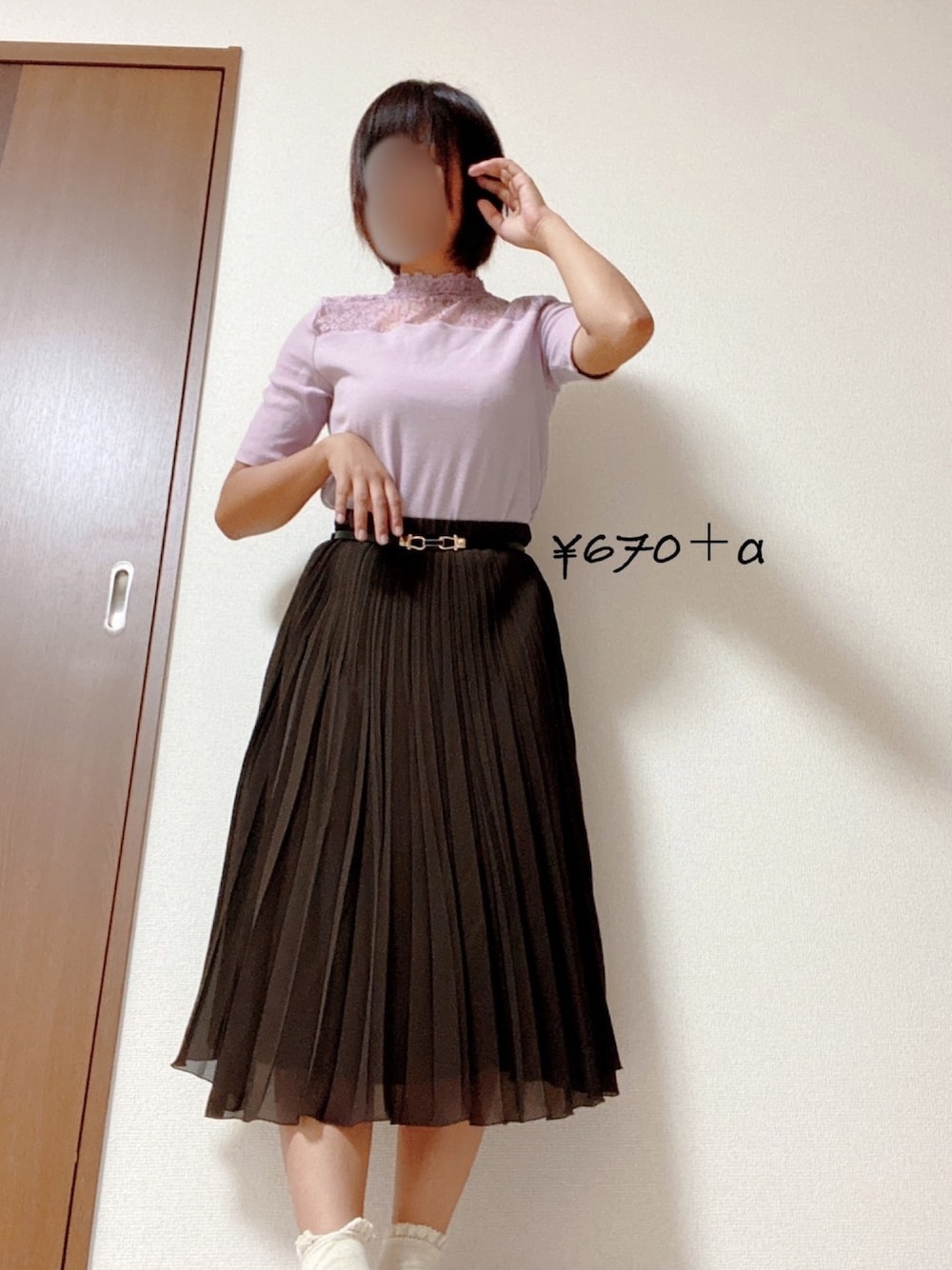 ピンク系のTシャツ/カットソー、ブラウン系のスカート、ブラック系のベルトを着用したレディースの秋コーディネートの1枚目の写真
