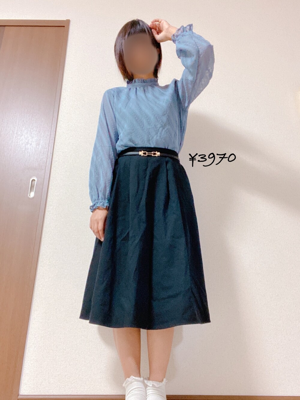 ブラック系のスカート、ブルー系のシャツ/ブラウス、ブラック系のベルトを着用したレディースの秋コーディネートの1枚目の写真