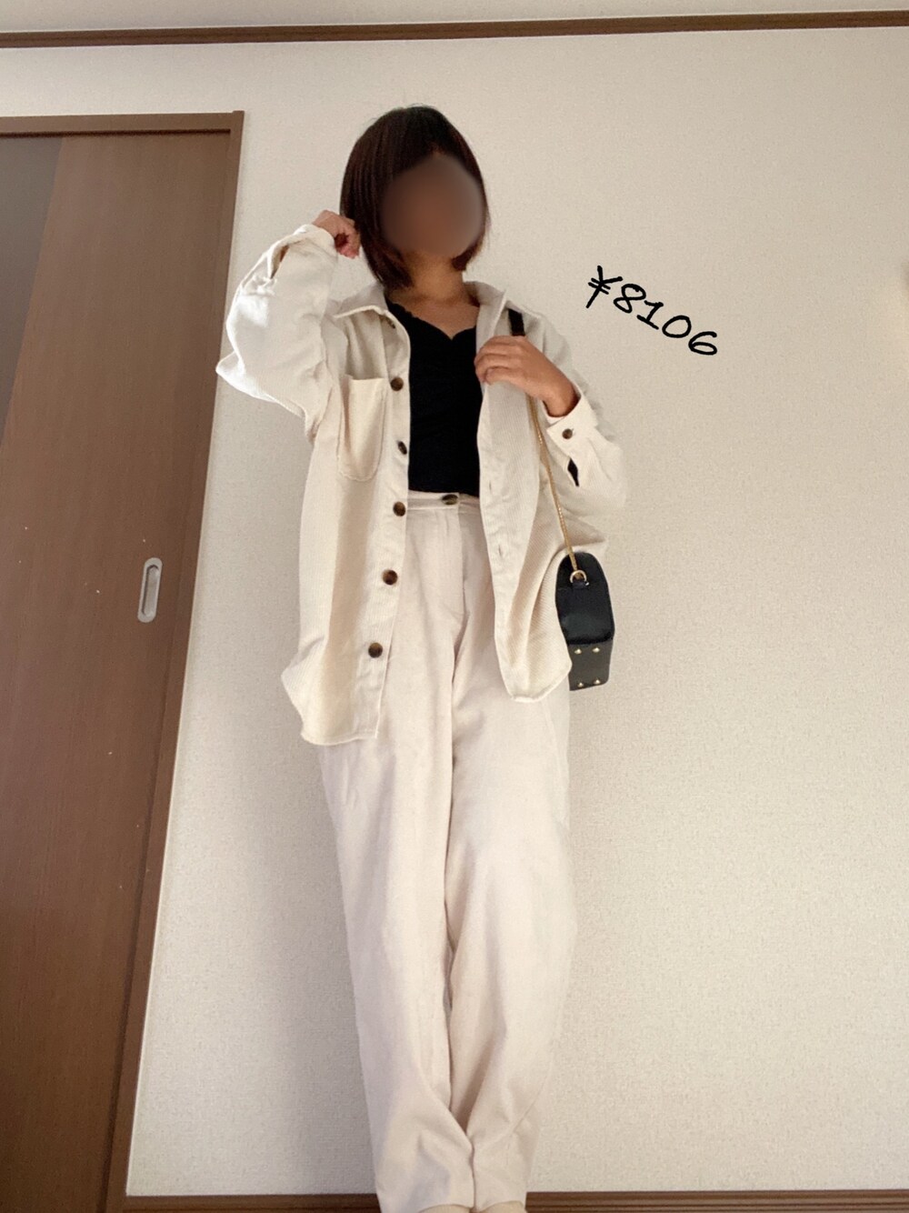 ベージュ系のパンツ、ベージュ系のシャツ/ブラウス、ブラック系のニット/セーターを着用したレディースの秋コーディネートの1枚目の写真