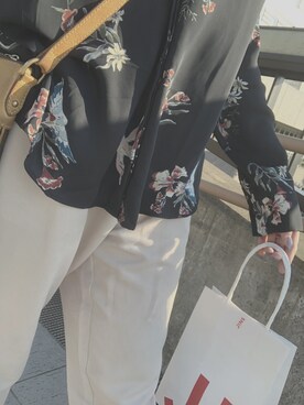 「H&M（エイチ・アンド・エム）のアイテム（シャツ/ブラウス、ブラック系）」を使った、K a n a  さん（レディース・155cm）の春コーディネート