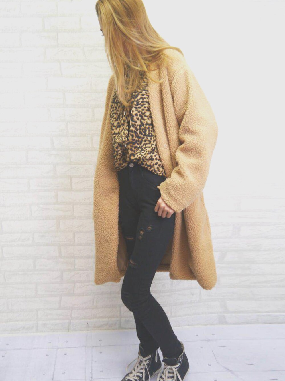 ベージュ系のノーカラーコート、ブラック系のその他パンツ、ブラウン系のシャツ/ブラウスを着用したレディースの秋コーディネートの1枚目の写真