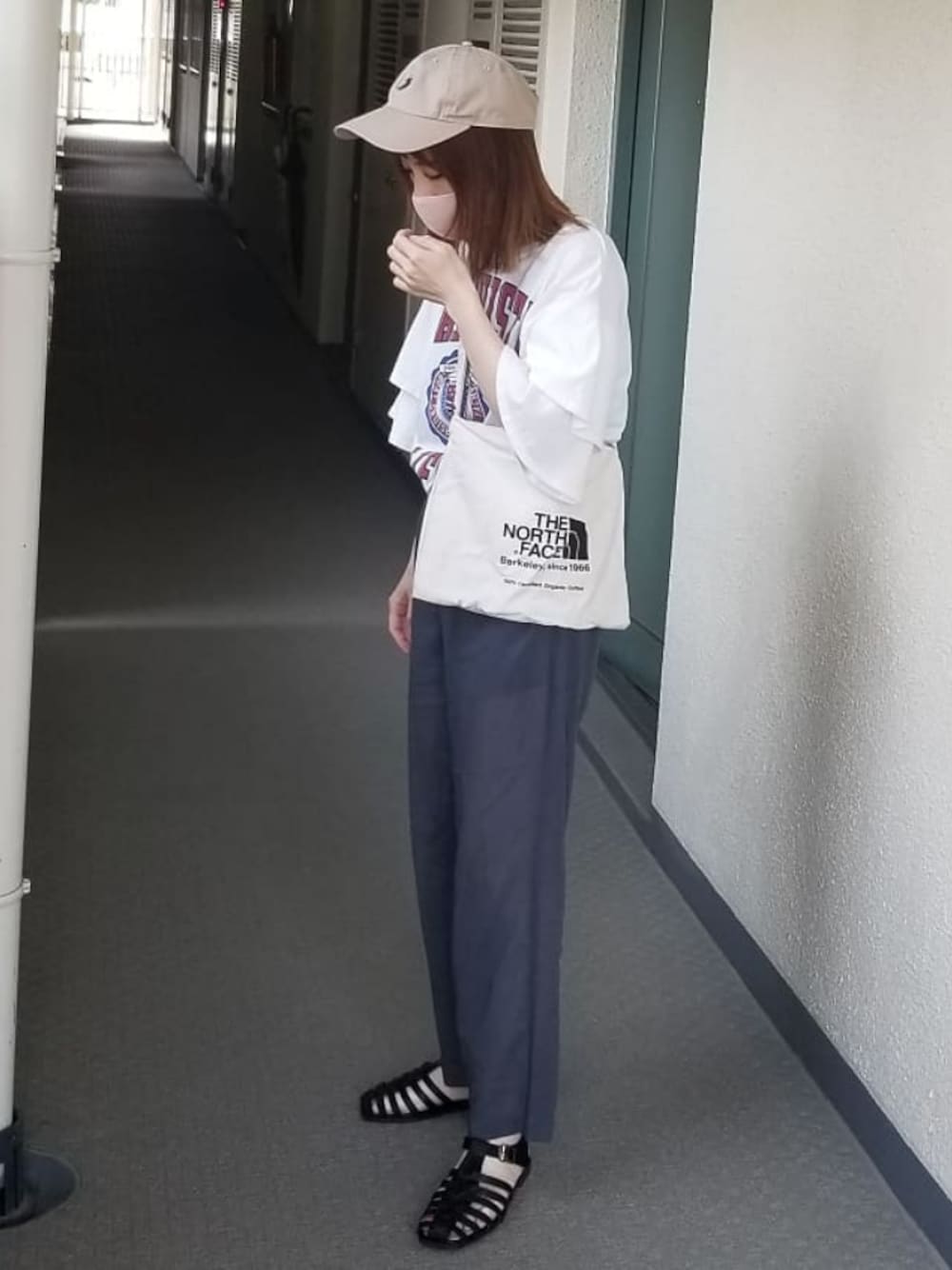「リラックススタイル、カジュアル、おしゃれさんと繋がりたい、低身長コーデ、休日スタイル、春夏コーデ、ママコーデ、夏だ！Tシャツ着よう！、グルカサンダル」｜「kutirのグラディエーター風サンダル（サンダル、ブラック系）」を使った、saaayaaaさん（レディース・152cm）の夏コーディネートの1枚目の写真