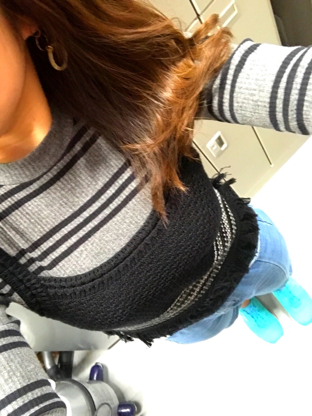 「ootd、仕事着」｜「SENSE OF PLACE by URBAN RESEARCHのアイテム（ニット/セーター、グレー系）」を使った、Erika Kuboさん（レディース・154cm）の春コーディネートの1枚目の写真