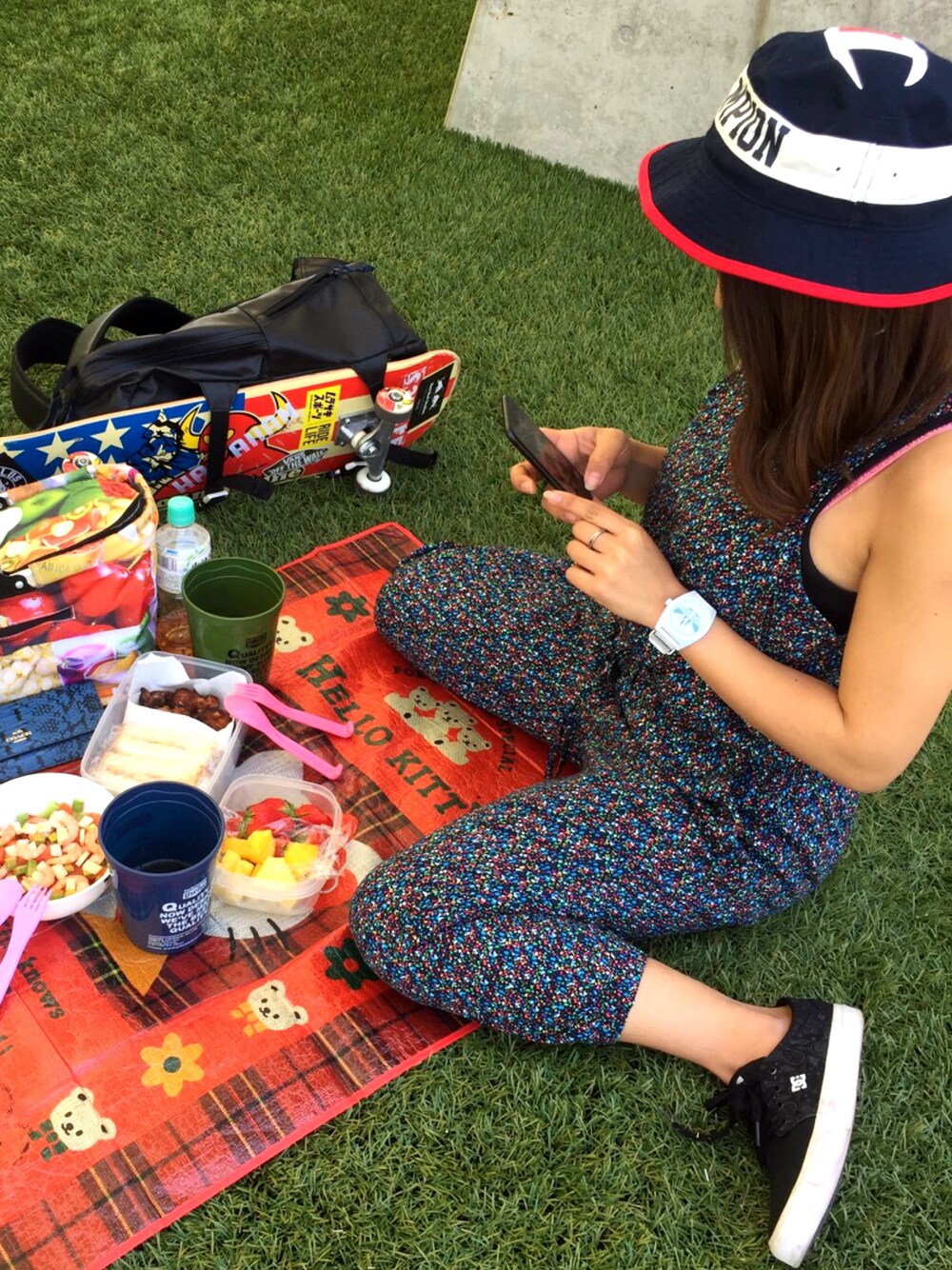 「ピクニック、公園、ラフコーデ」｜「GAPのGap ノースリーブ ジョガージャンプスーツ（つなぎ/オールインワン、ブラック系）」を使った、Erika Kuboさん（レディース・154cm）の春コーディネートの1枚目の写真