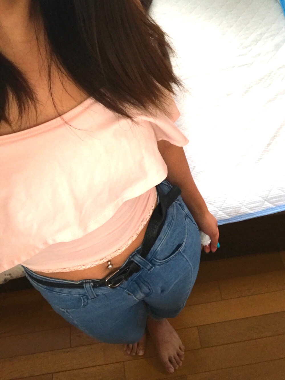 「ラフ着、ラフ、デニム、オフショル、ヘソだし」｜「Bershkaのアイテム（Tシャツ/カットソー、ピンク系）」を使った、Erika Kuboさん（レディース・154cm）の夏コーディネートの1枚目の写真