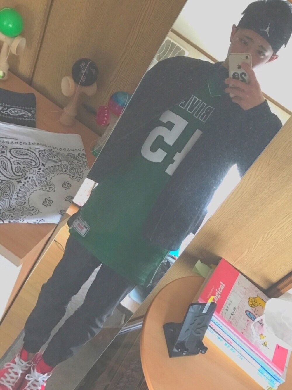 レッド系のスニーカー、ブラック系のパンツ、ブラック系のミリタリージャケットを着用したメンズの冬コーディネートの1枚目の写真