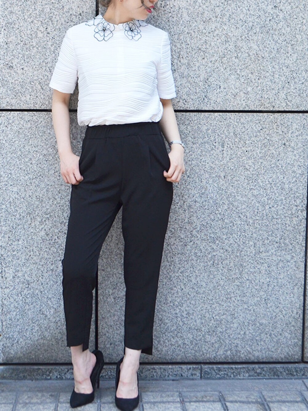 「LAMIA、ラミア、シンプルコーデ、モノトーンコーデ、モノクロコーデ、クールカジュアル、大人シンプル、つけ襟、ootd」｜「LAMIAのルーズシルエットテーパードパンツ（その他パンツ、ブラック系）」を使った、LAMIAさん（レディース・158cm）の夏コーディネートの1枚目の写真