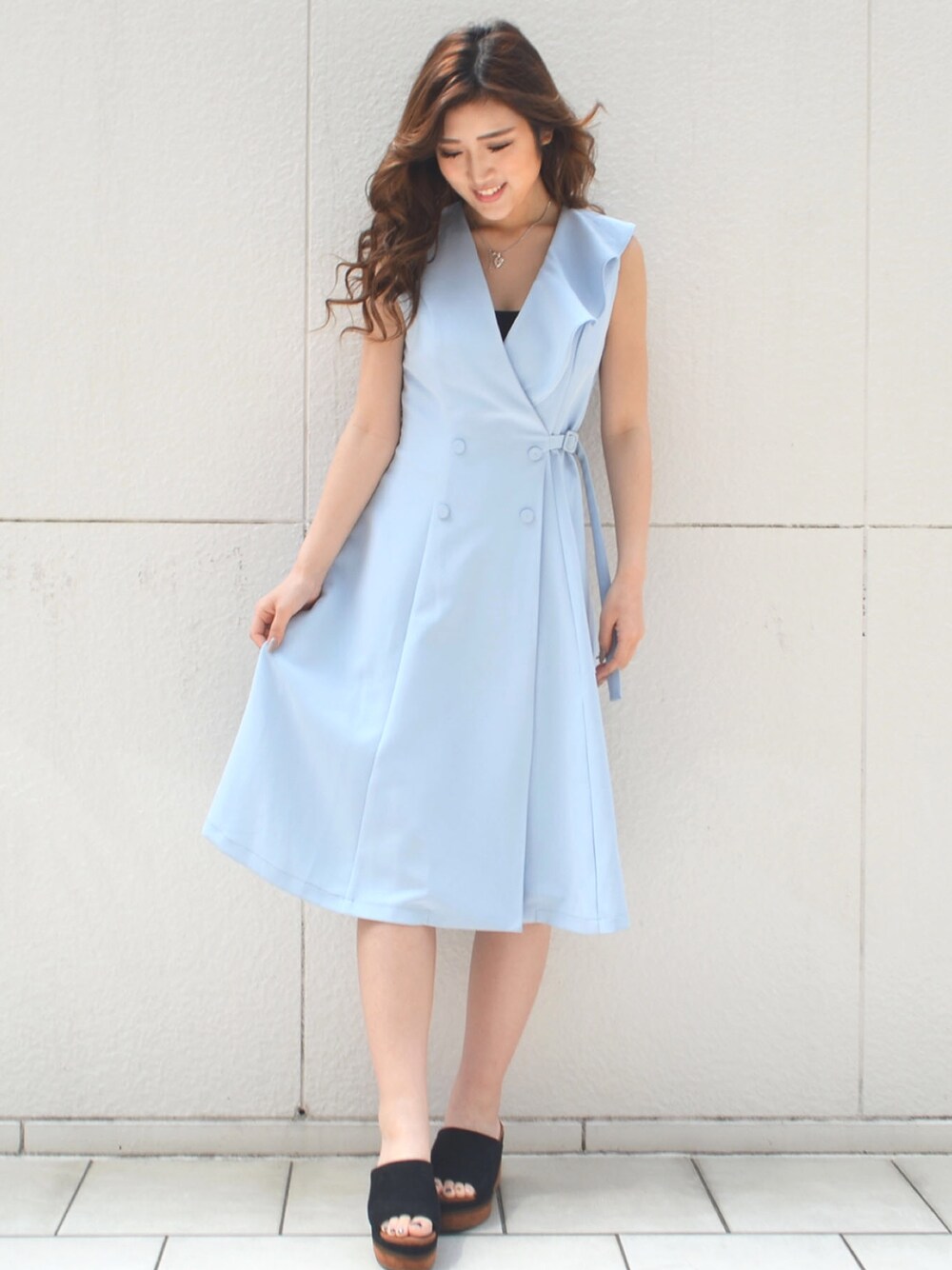 「LAMIA、ラミア、ワンピース、ワンピースコーデ、デートスタイル（WOMEN）、夏コーデ、上品ワンピース」｜「LAMIAのノースリコートワンピース（ワンピース、ブルー系）」を使った、LAMIAさん（レディース・158cm）の夏コーディネートの1枚目の写真