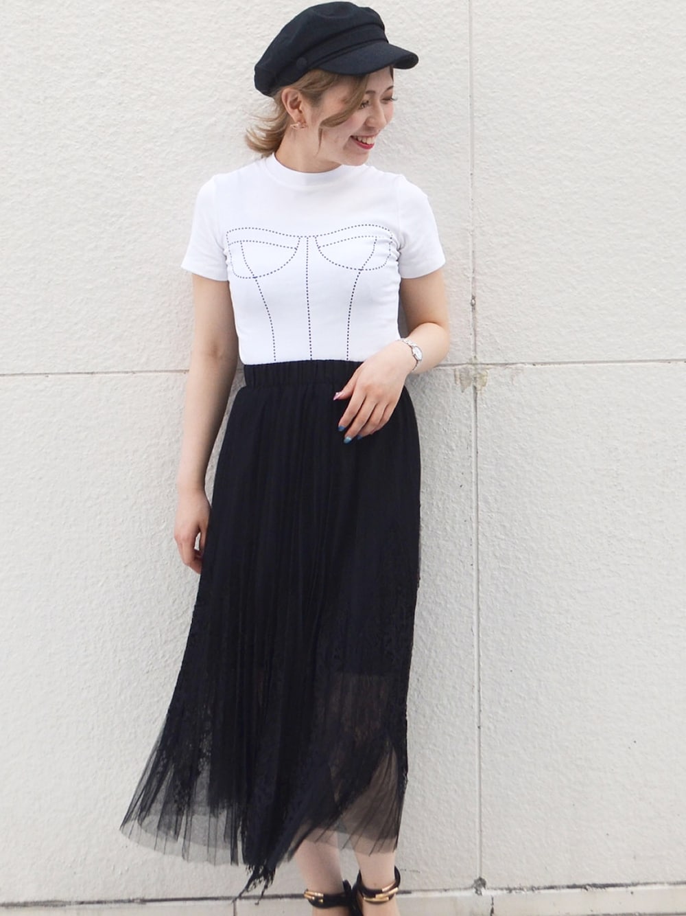 「LAMIA、ラミア、オトナカジュアル、モノトーンコーデ、チュールスカート、レース、白黒コーデ、Tシャツ×スカート、だまし絵Tシャツ、白ティーシャツ」｜「LAMIAのステッチデザインＴシャツ（Tシャツ/カットソー、ホワイト系）」を使った、LAMIAさん（レディース・158cm）の夏コーディネートの1枚目の写真