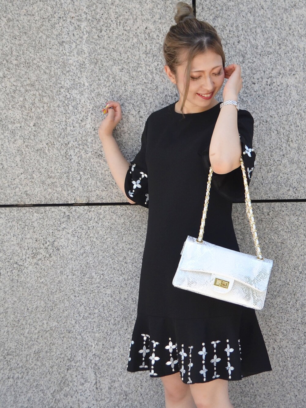 「LAMIA、ラミア、パーティースタイル、インポートワンピース、大人スタイル、パイソンバッグ、黒ワンピ」｜「LAMIAのスパンコールワンピース（ワンピース、ブラック系）」を使った、LAMIAさん（レディース・158cm）の夏コーディネートの1枚目の写真