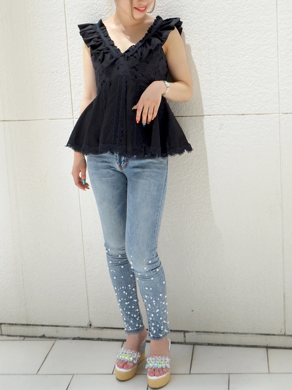 「LAMIA、ラミア、夏コーデ、カジュアルガーリー、ブラック×デニム、デニムパンツ」｜「LAMIAの裾パールスキニーデニム（デニムパンツ、ブルー系）」を使った、LAMIAさん（レディース・158cm）の夏コーディネートの1枚目の写真