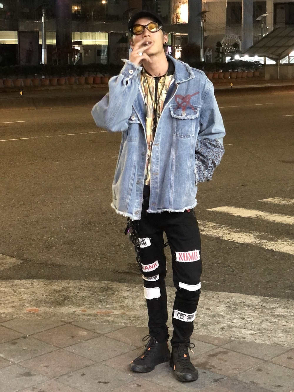 ブルー系のデニムジャケット、ブラック系のデニムパンツ、ブラック系のシューズを着用したメンズの冬コーディネートの1枚目の写真