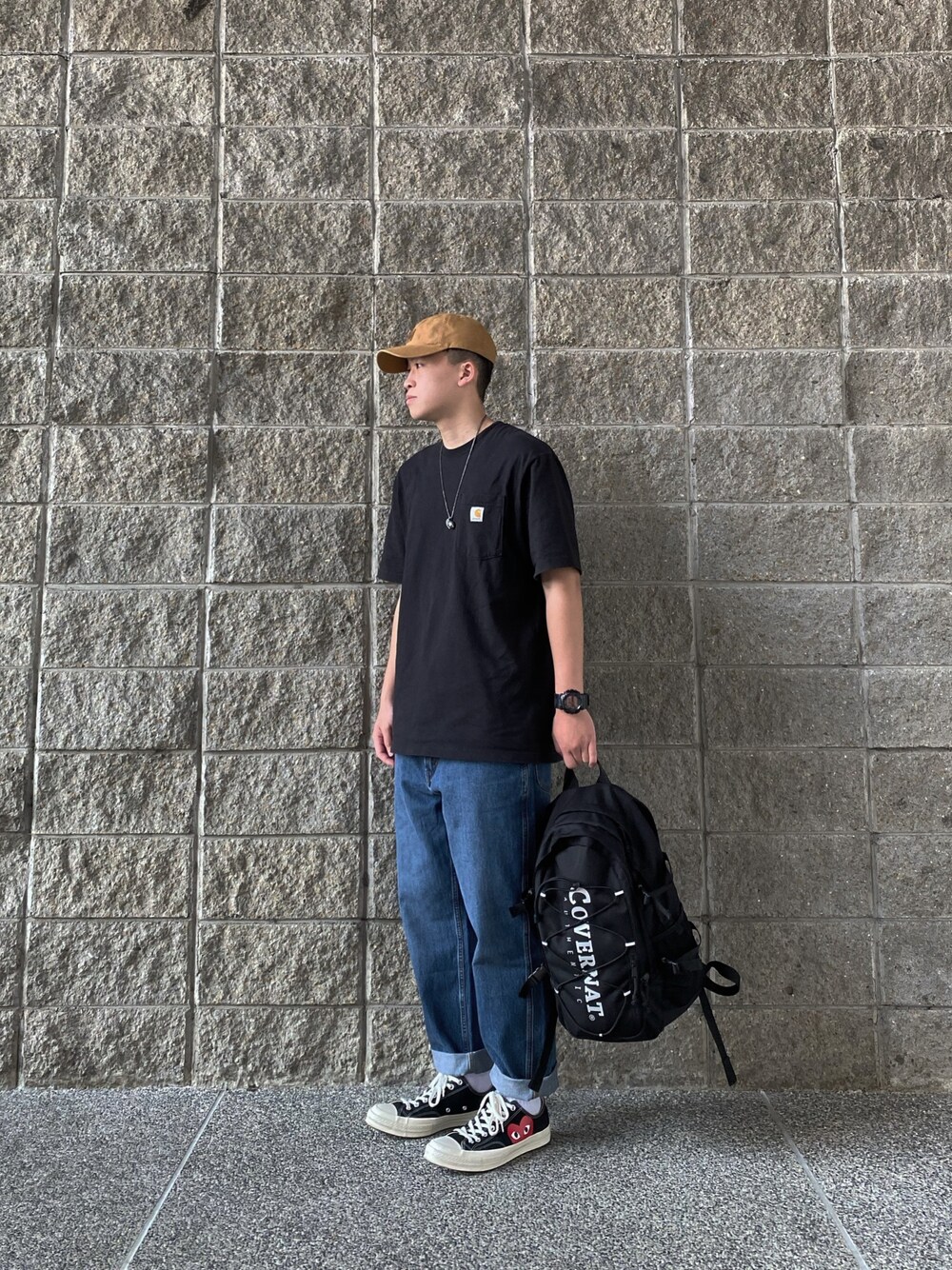「Carharttのアイテム（Tシャツ/カットソー、ブラック系）」を使った、chrisyehさん（メンズ・177cm）の秋コーディネートの1枚目の写真