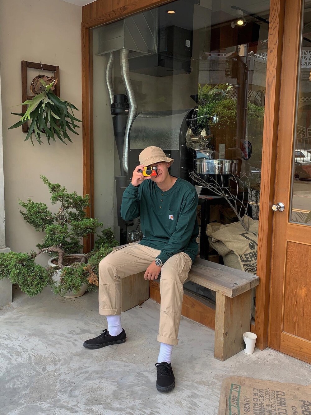 「ootd、漁夫帽、VANS、carhartt」｜「Carharttのアイテム（Tシャツ/カットソー、グリーン系）」を使った、chrisyehさん（メンズ・177cm）の秋コーディネートの1枚目の写真
