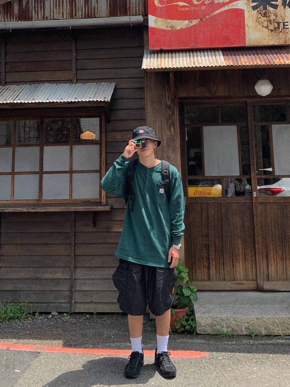 「ootd、街頭穿搭、球鞋、漁夫帽、carhartt、BEN DAVIS、New Balance」｜「Carharttのアイテム（Tシャツ/カットソー、グリーン系）」を使った、chrisyehさん（メンズ・177cm）の秋コーディネートの1枚目の写真