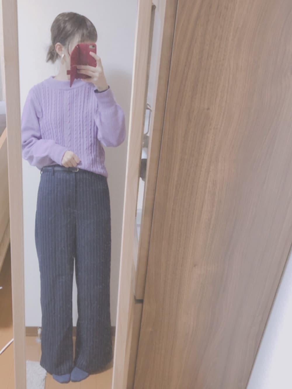 パープル系のニット/セーター、ブラック系のパンツ、シルバー系のイヤリングを着用したレディースの冬コーディネートの1枚目の写真