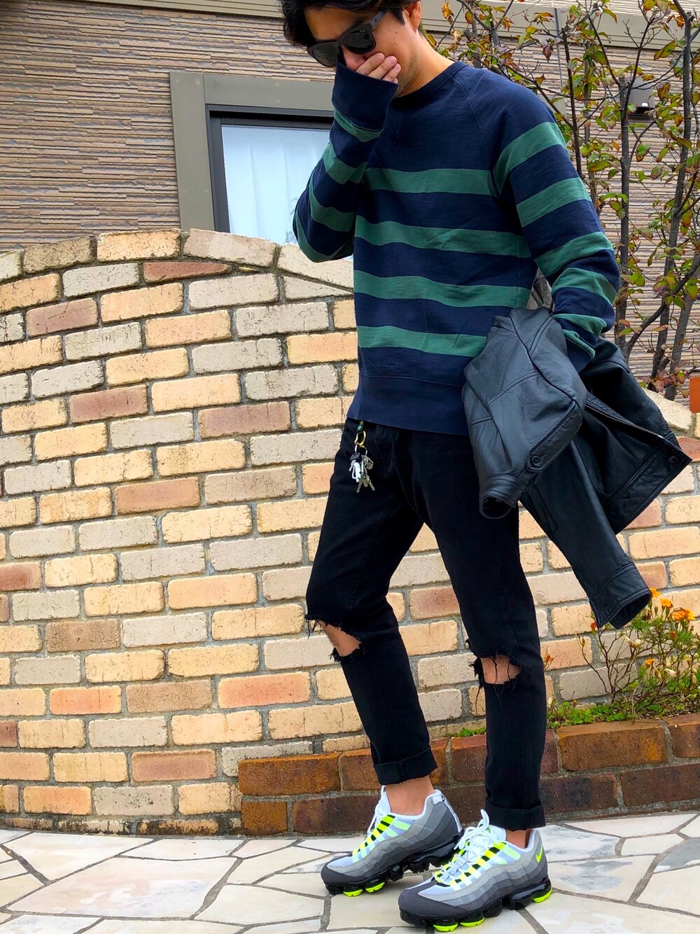 「大人カジュアル、ボーダー、スエット、GAP、united arrows、ZARA、NIKE、お洒落さんとつながりたい、黒スキニー、パパコーデ」｜「TALEXのアイテム（サングラス、ブラック系）」を使った、baseさん（メンズ・174cm）の秋コーディネートの1枚目の写真