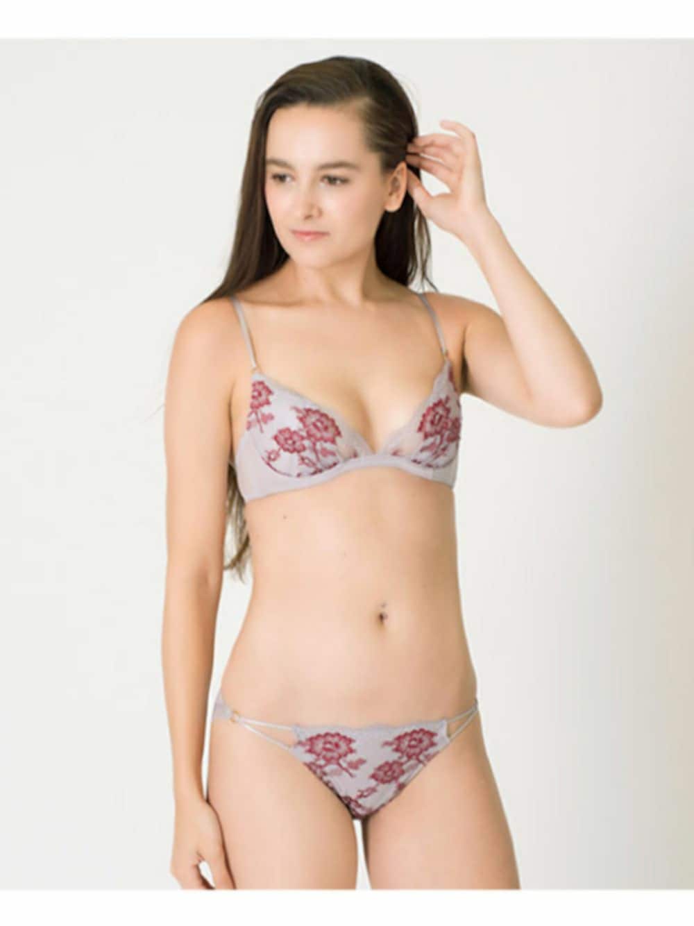 グレー系のブラジャー、グレー系のショーツを着用したレディースの秋コーディネートの1枚目の写真