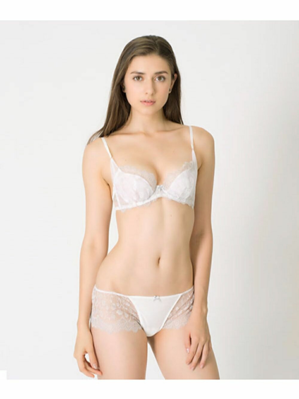 ホワイト系のブラジャー、ホワイト系のショーツを着用したレディースの秋コーディネートの1枚目の写真