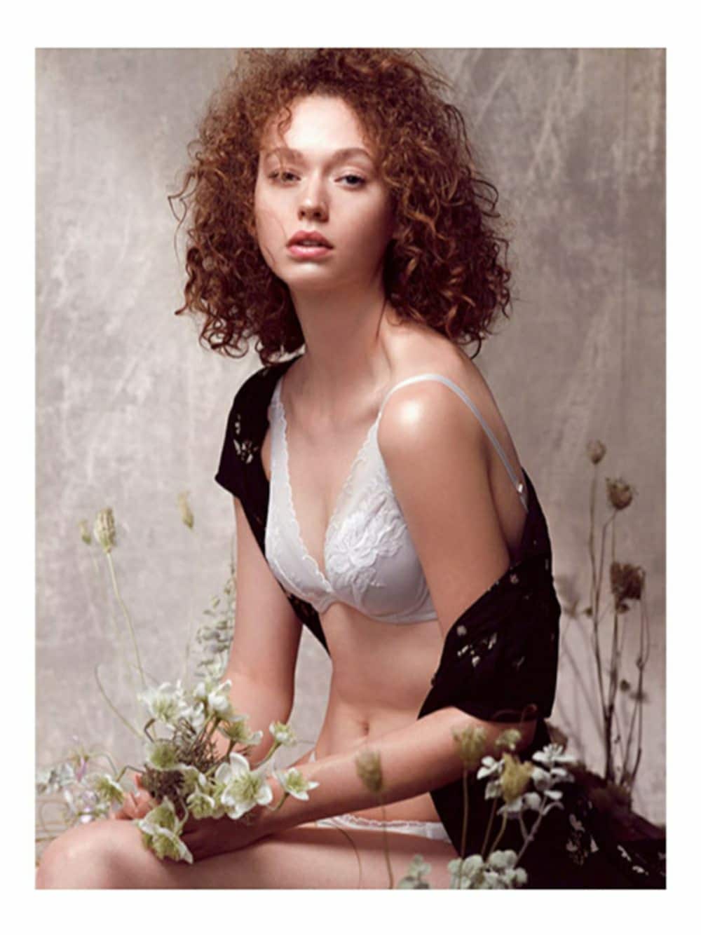 ホワイト系のブラジャーを着用したレディースの冬コーディネートの1枚目の写真