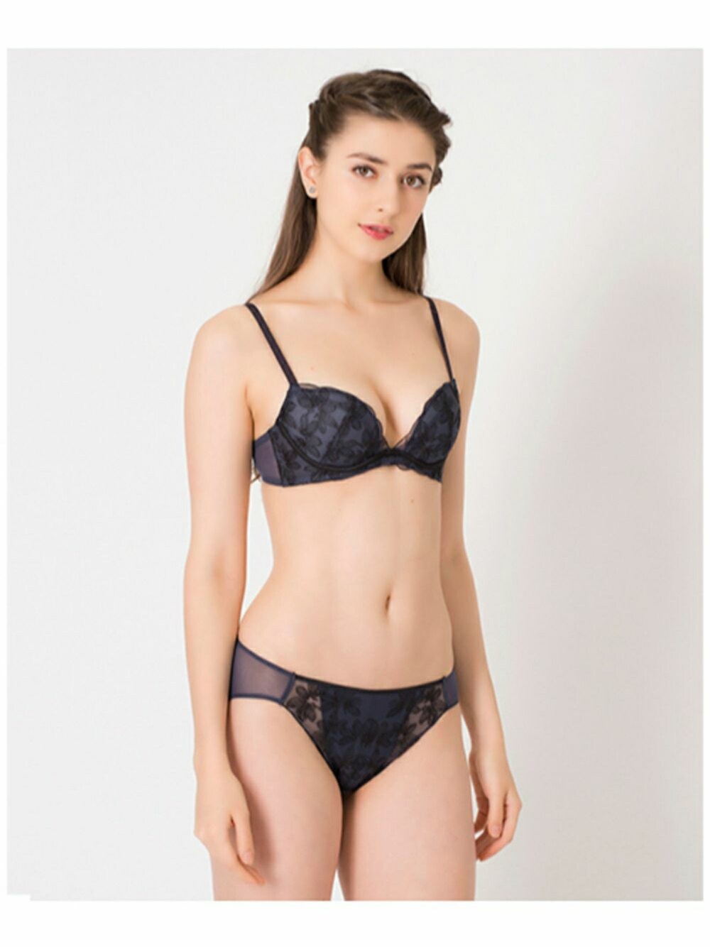 グレー系のブラジャー、グレー系のショーツを着用したレディースの冬コーディネートの1枚目の写真