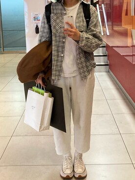 「CONVERSE（コンバース）のアイテム（シューズ、ホワイト系）」を使った、Charon Cheさん（レディース）の春コーディネート