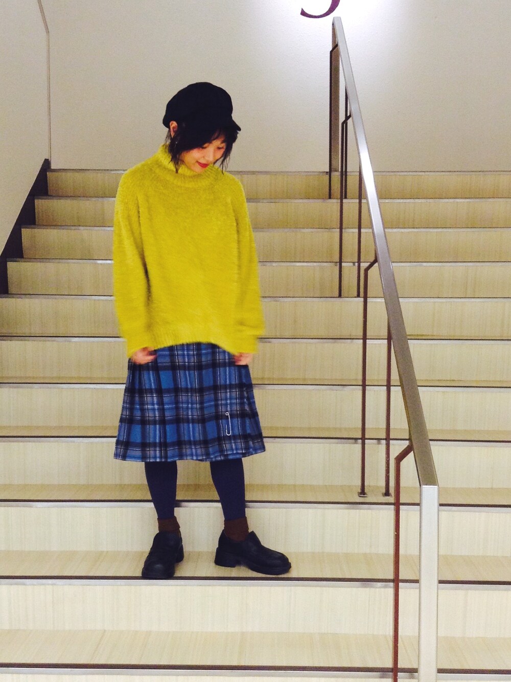 イエロー系のトップス、ブラック系のその他シューズ、ブルー系のタイツ/ストッキングを着用したレディースの秋コーディネートの1枚目の写真