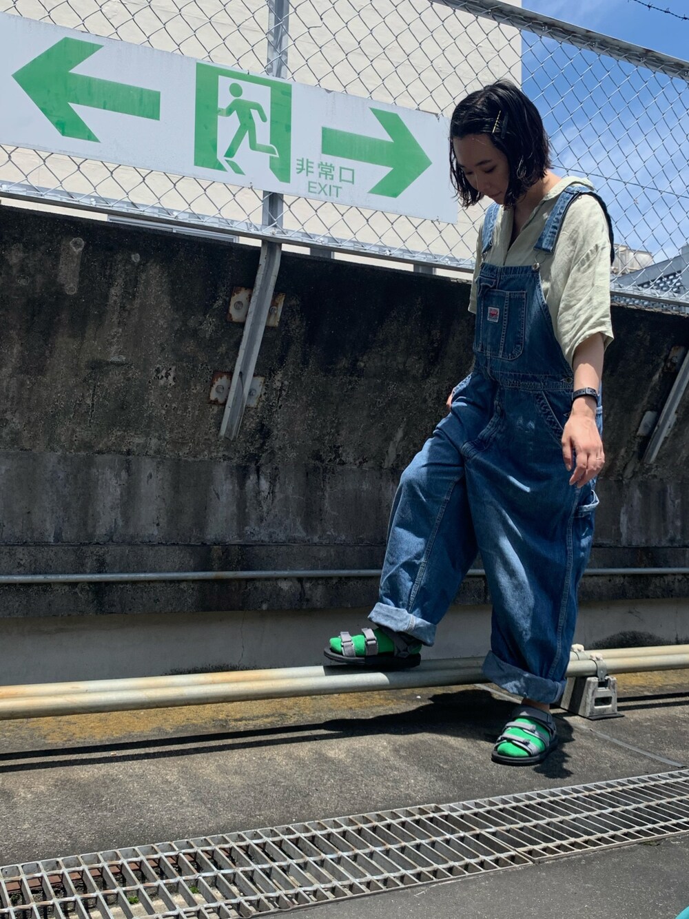 「古着、プチプラ、プチプラコーデ、ショートヘア、靴下屋、サンダルに靴下、スポサン、オーバーオール、ゆるコーデ」｜「靴下屋の靴下屋/ 1×1リブショートソックス（ソックス/靴下、グリーン系）」を使った、myさん（レディース・154cm）の夏コーディネートの1枚目の写真