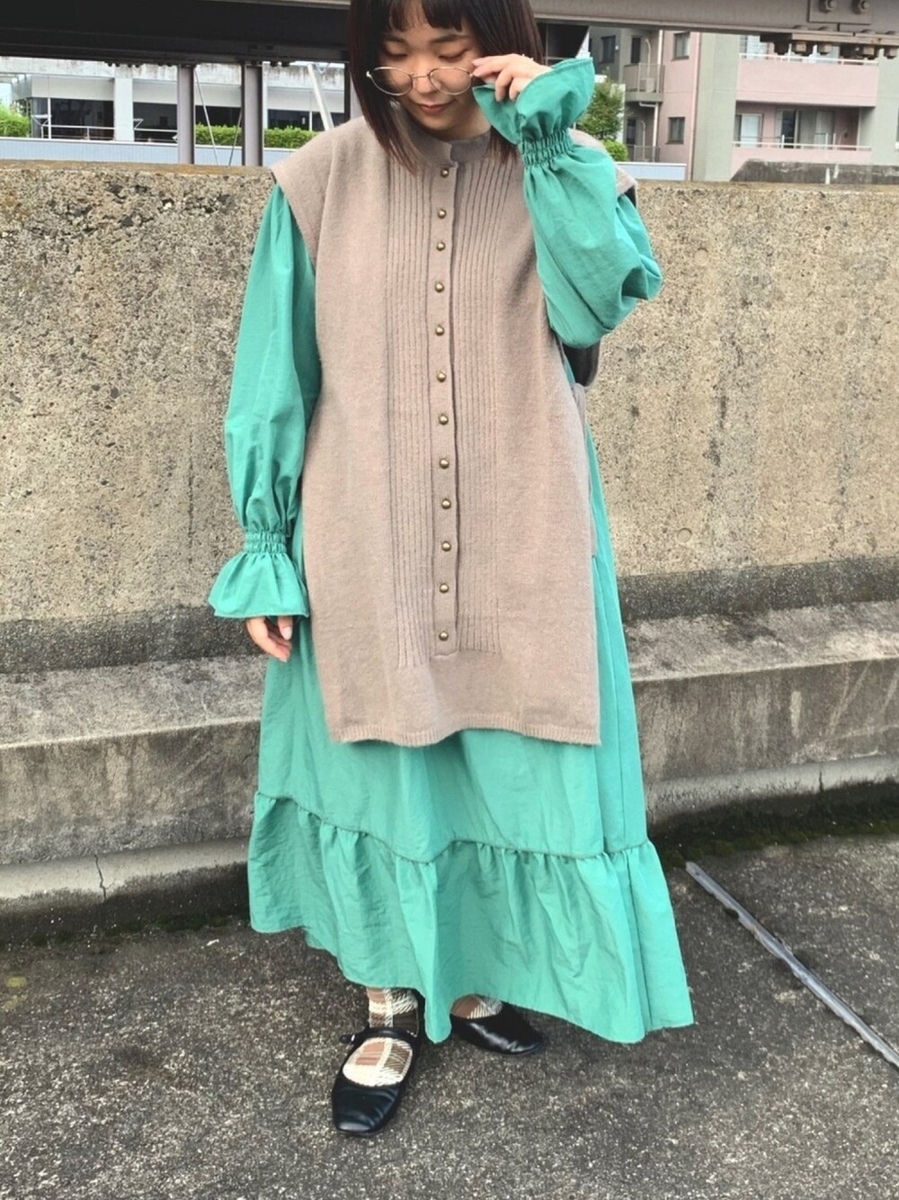 「ラフ、ゆるコーデ、ベスト、ニットベスト、w closet、靴下屋、低身長、プチプラ」｜「w closetの配色パイピングティアードワンピース（ワンピース、グリーン系）」を使った、myさん（レディース・154cm）の秋コーディネートの1枚目の写真