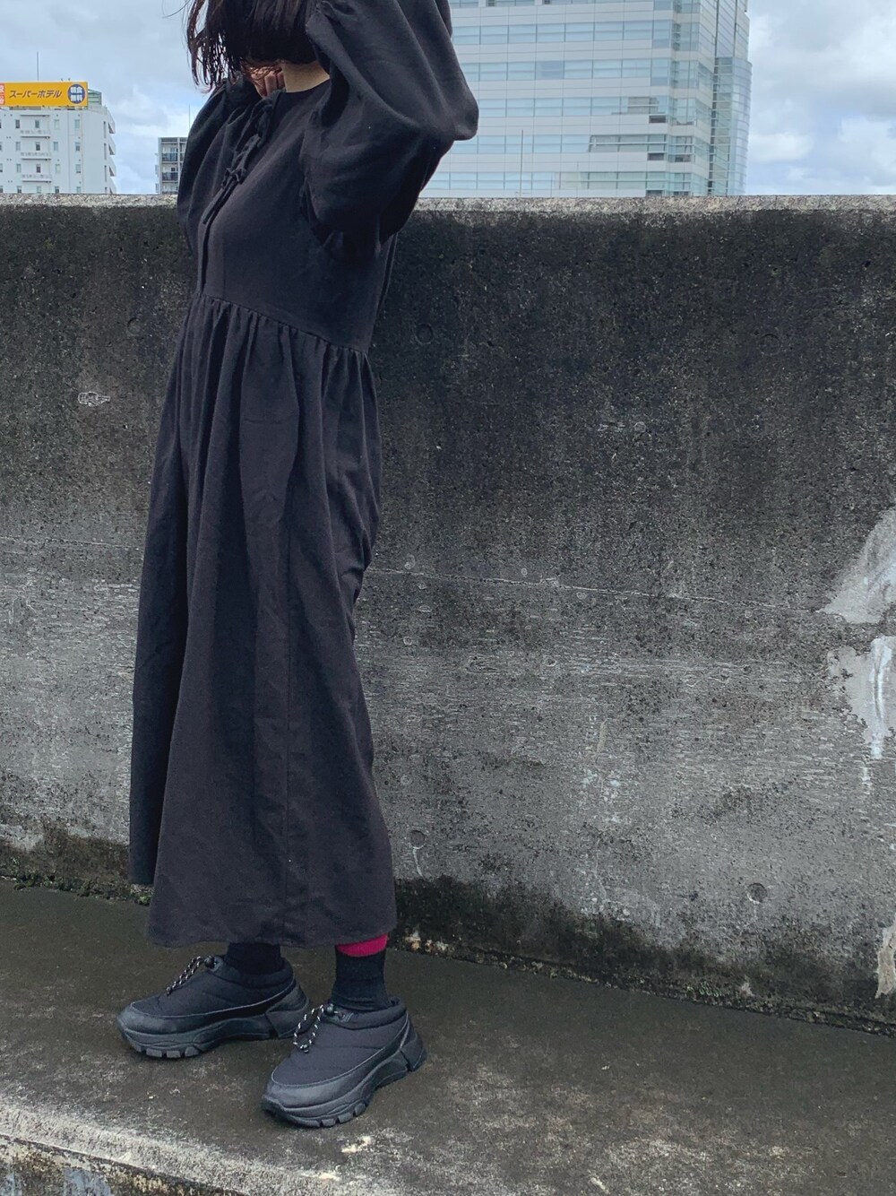 「低身長コーデ、カラータイツ、タイツ×靴下、ブラックコーデ、黒コーデ、低身長、メリージェニー、ワンピース、シンプルコーデ」｜「merry jennyのリボンパフスリーブワンピース（ワンピース、ブラック系）」を使った、myさん（レディース・154cm）の秋コーディネートの1枚目の写真