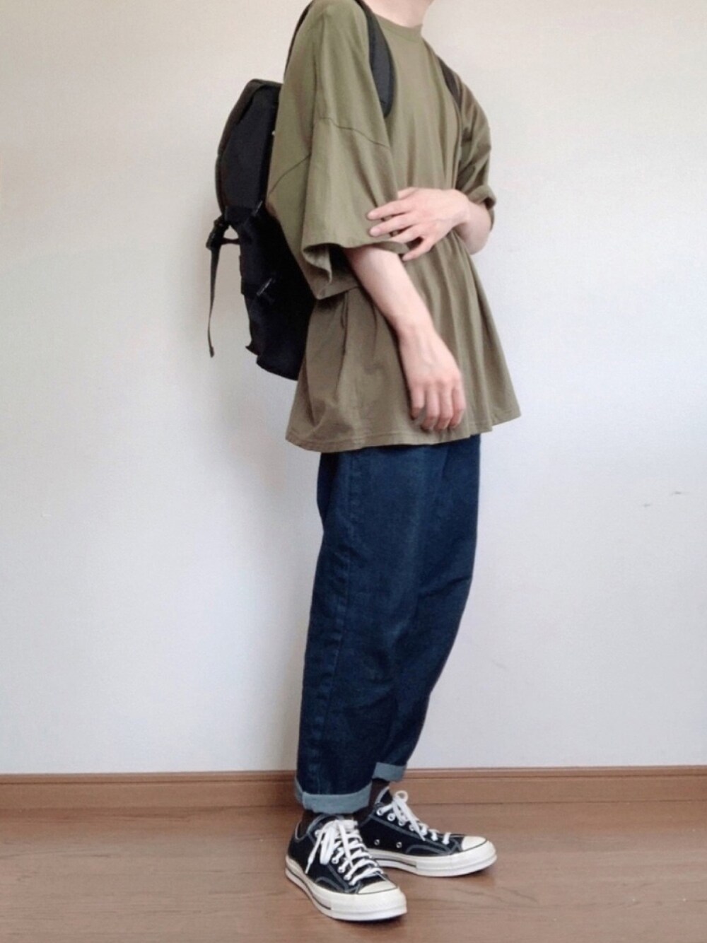 ホワイト系のTシャツ/カットソー、ブルー系のデニムパンツ、ブラック系のスニーカーを着用したメンズの春コーディネートの1枚目の写真