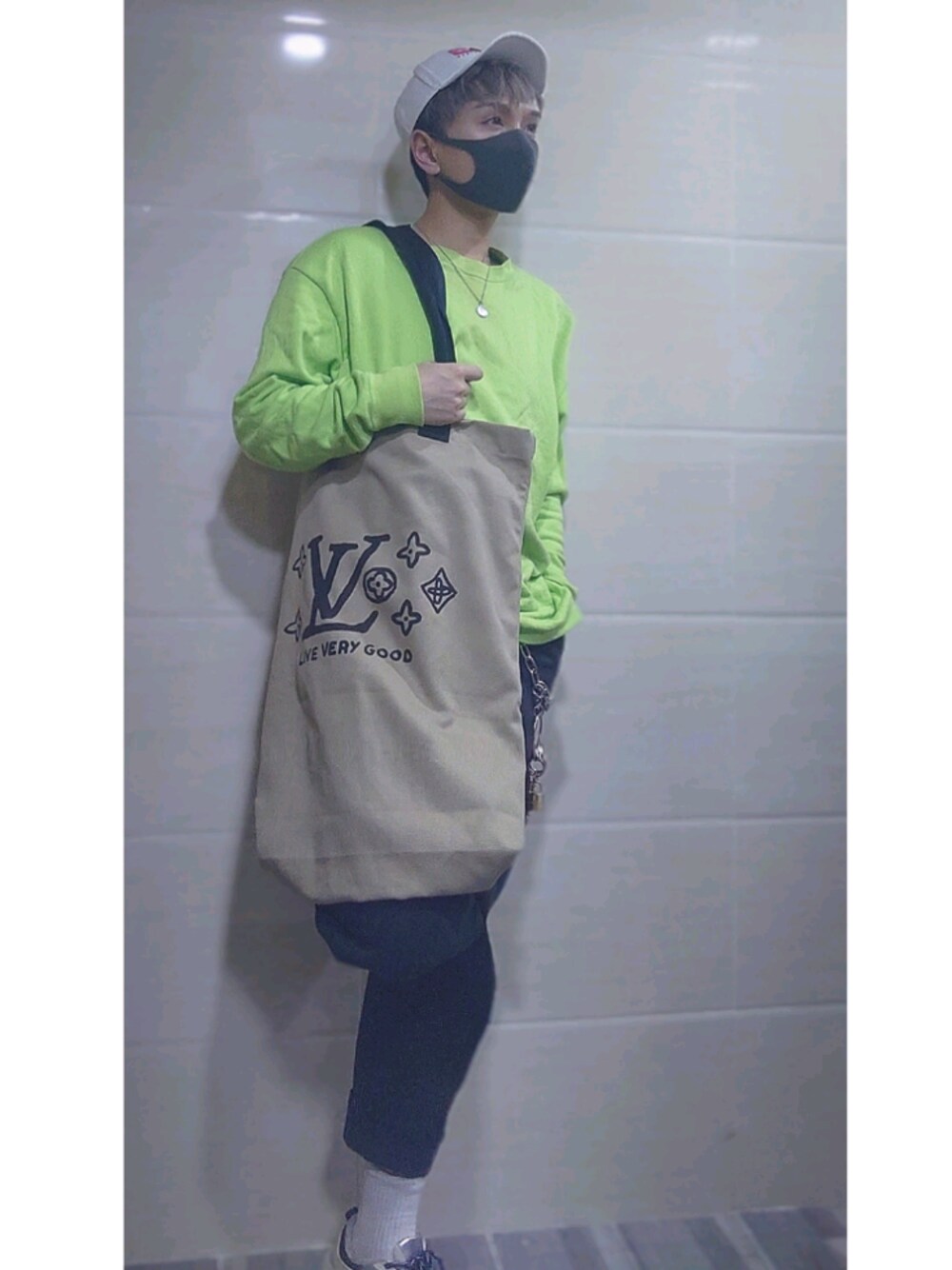 「fashion、夏コーデ、韓国ファッション、韓国ブランド、おしゃれさんと繋がりたい、お洒落さんとつながりたい、オトナカジュアル、カジュアル」｜「UNITED TOKYOの裏毛スウェットプルオーバー（スウェット、グリーン系）」を使った、シテブン さん（メンズ・167cm）の春コーディネートの1枚目の写真