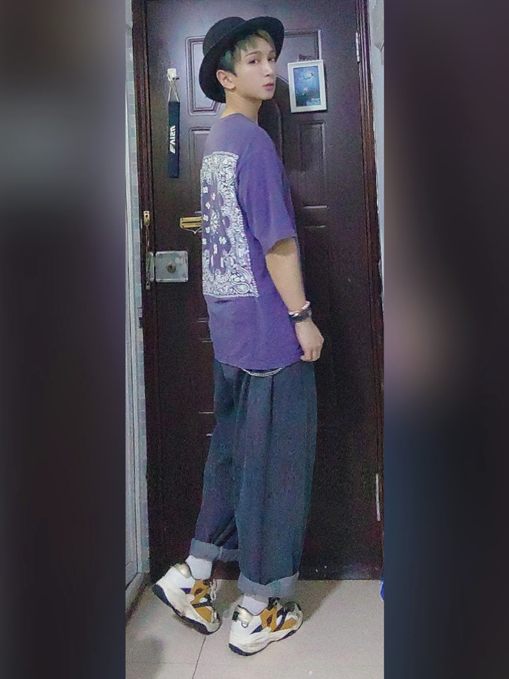 「柄シャツ、秋のコーデ、秋コーデ、韓国ファッション、美容師、nylonjapan、男の子、男の子コーデ、女の子、女の子コーデ」｜「DIESELのDIESEL ディーゼル レギュラーストレート ストレッチ デニムパンツ LARKEE（デニムパンツ、グレー系）」を使った、シテブン さん（メンズ・167cm）の秋コーディネートの1枚目の写真