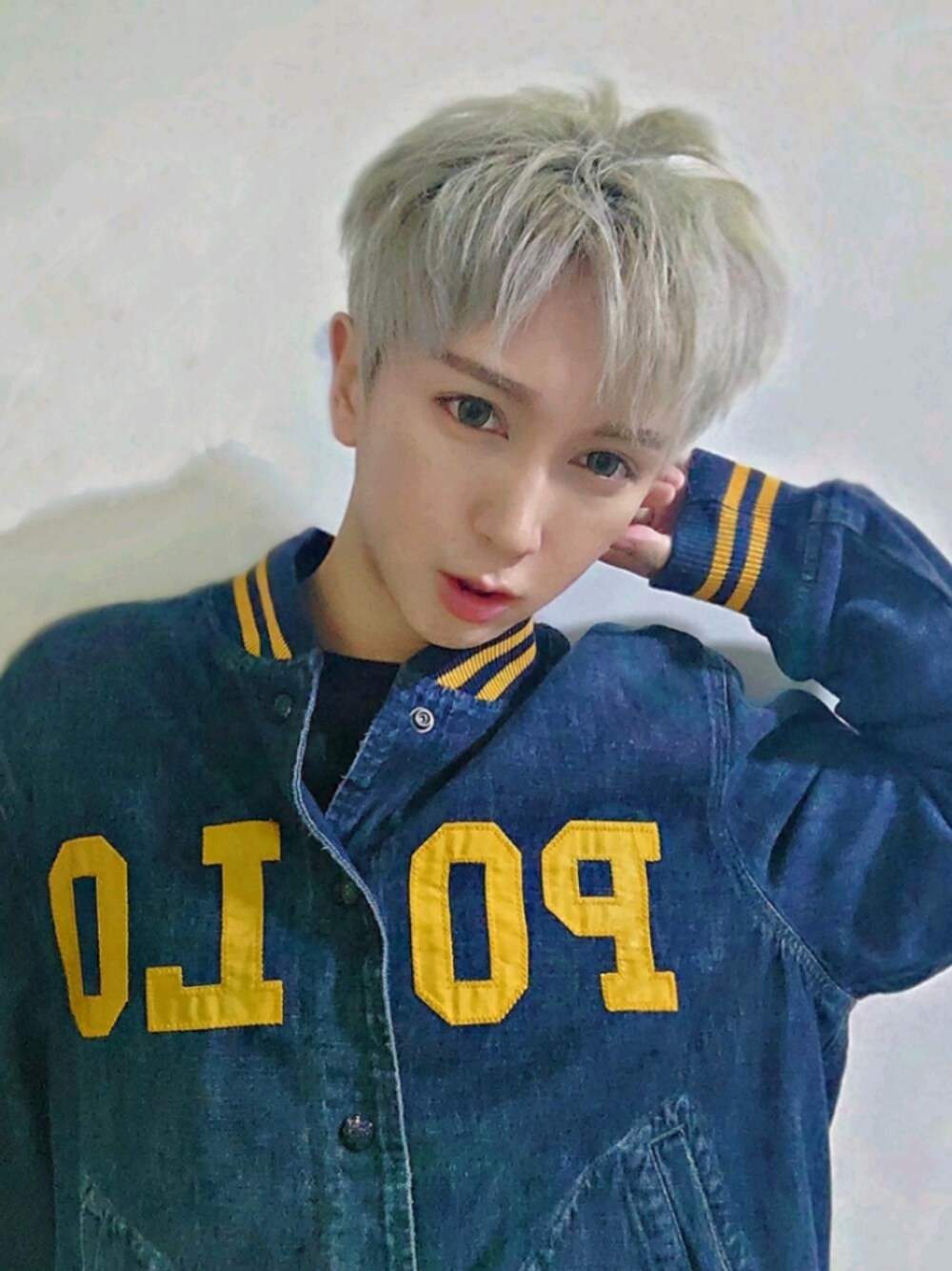 「柄シャツ、Polo Ralph Lauren、男の子、男の子コーデ、秋のコーデ、秋コーデ、ラブアンドピース2020、韓国ファッション、Hong Kong」｜「POLO RALPH LAURENのバーシティ インスパイアード デニム ジャケット（デニムジャケット、ブルー系）」を使った、シテブン さん（メンズ・167cm）の秋コーディネートの1枚目の写真