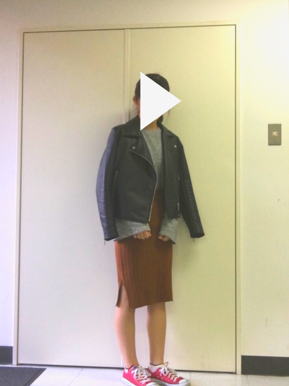 「ライダースジャケット、シンプル、サイドスリット、リブニットスカート、タイトスカート、袖フリル、GU、GRL、H&M、converse」｜「GUのアイテム（ライダースジャケット、ブラック系）」を使った、ayaさん（レディース・158cm）の冬コーディネートの1枚目の写真