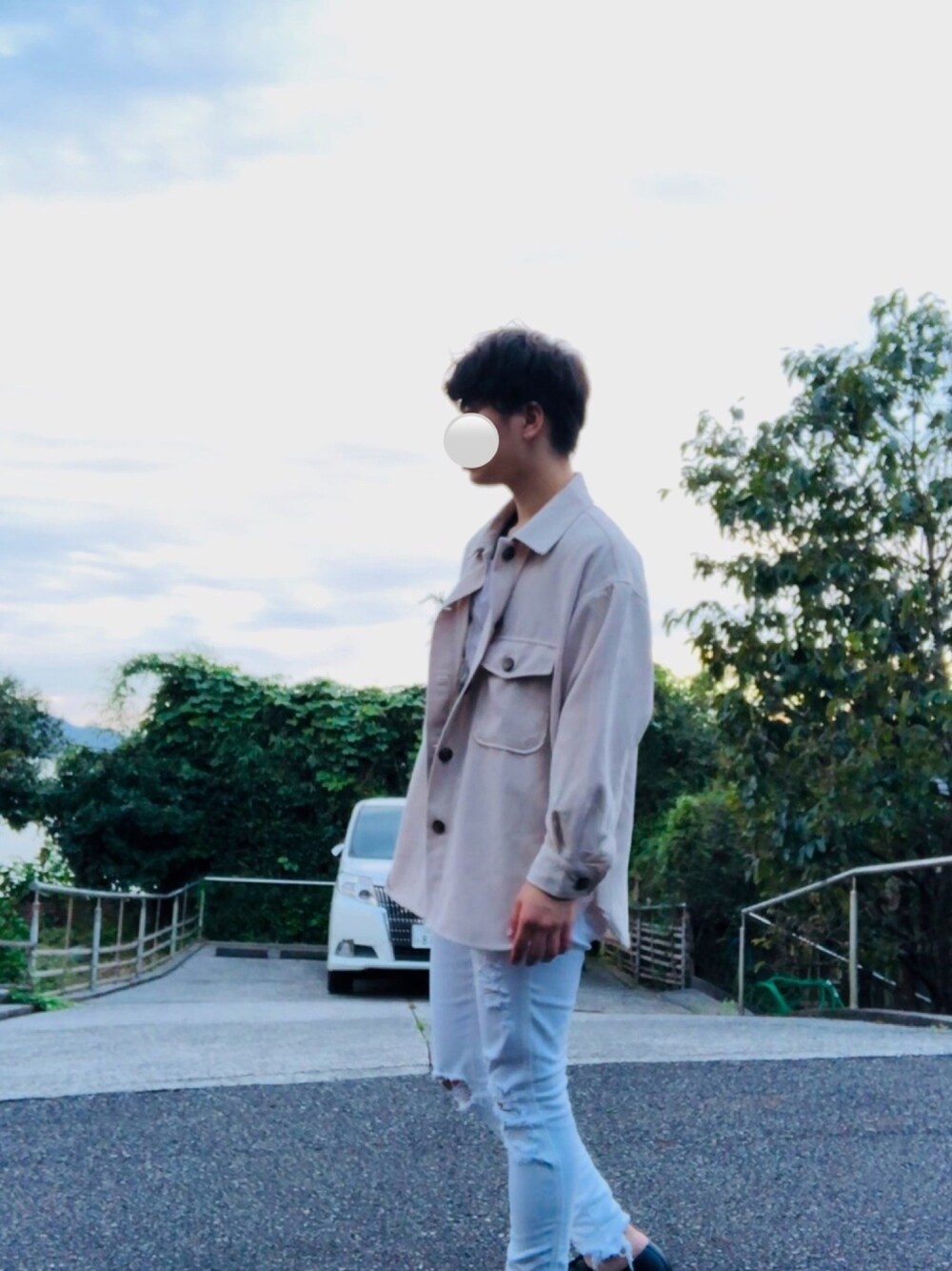 ホワイト系のジャケット/アウター、ホワイト系のパンツ、ブラック系のドレスシューズを着用したメンズの秋コーディネートの1枚目の写真