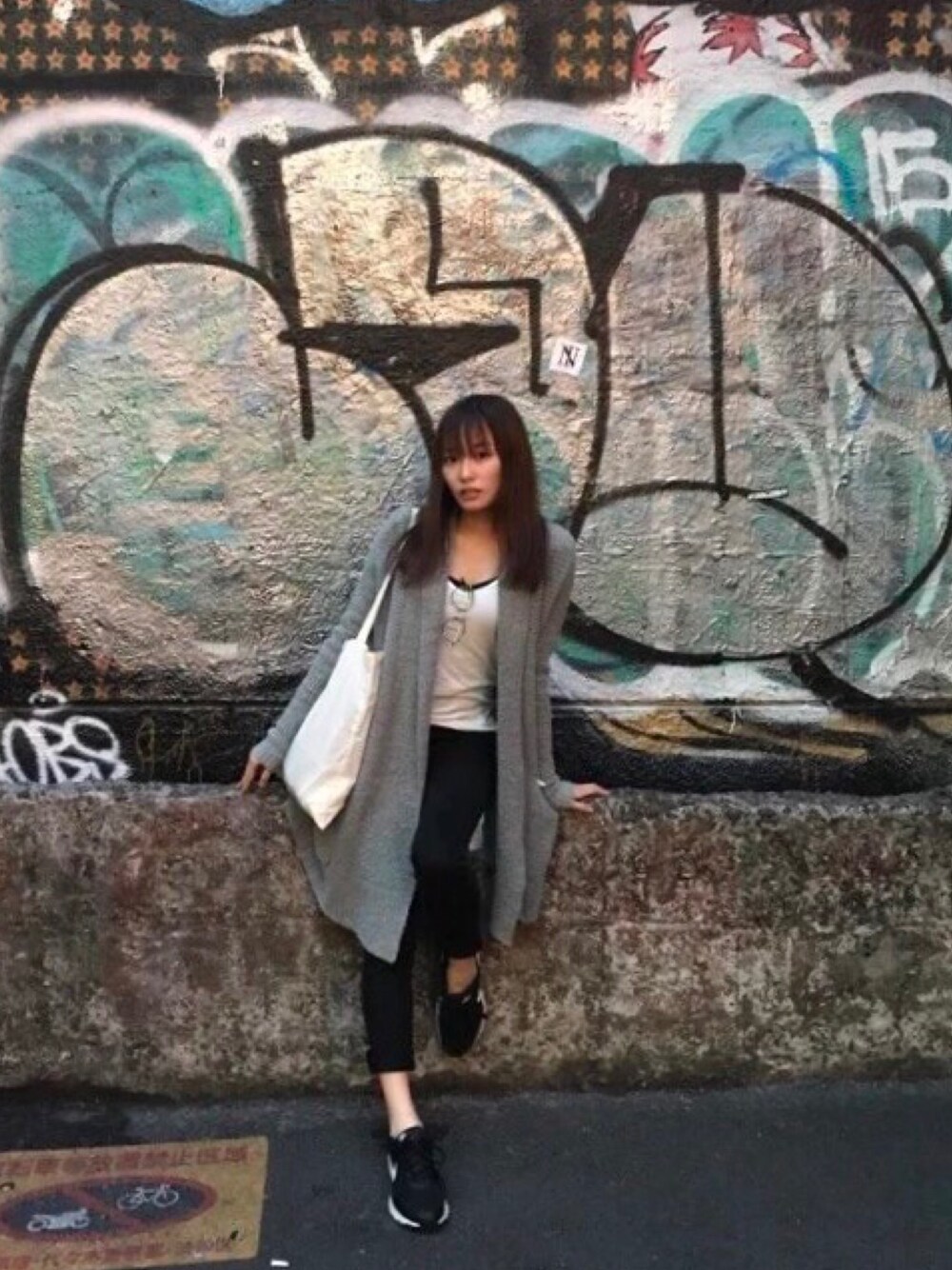 「大人カジュアル、ootd、カジュアル、outfit、ブラック、シンプル、カーディガン、ロングTシャツ、スニーカー、NIKE」｜「OLIVER PEOPLESのMP-2（メガネ、ブラウン系）」を使った、中山こころさん（レディース・160cm）の春コーディネートの1枚目の写真