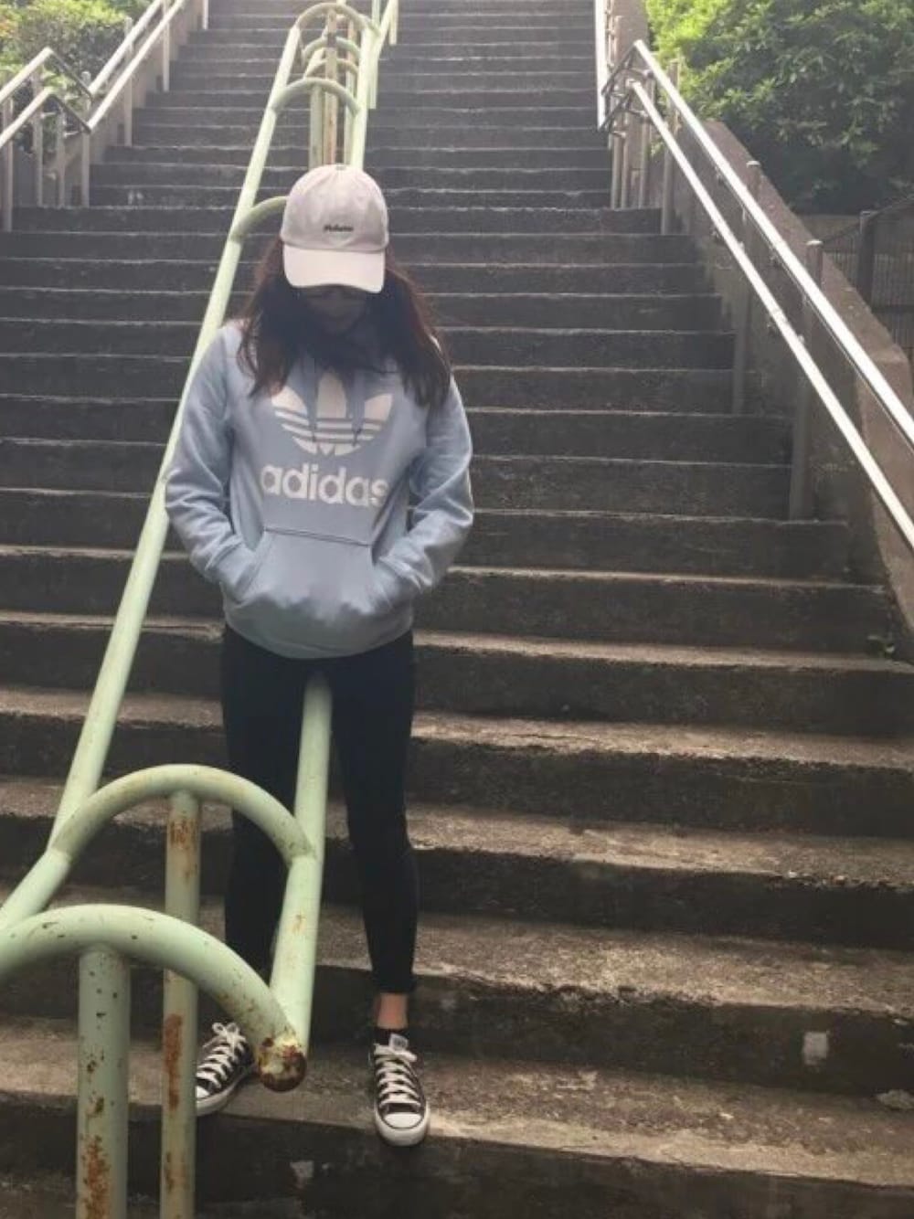 「デニム、ootd、パーカー、adidas、カジュアル、スニーカー、converse」｜「MOBSTAR JAPANのアイテム（キャップ、ブルー系）」を使った、中山こころさん（レディース・160cm）の春コーディネートの1枚目の写真