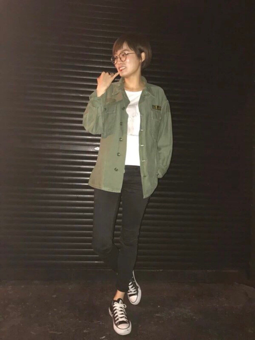 「シンプルコーデ、メンズライク、はるコーデ、カーキ、Tシャツ、デニム、スニーカー、converse」｜「usedのアイテム（ミリタリージャケット、グリーン系）」を使った、中山こころさん（レディース・160cm）の春コーディネートの1枚目の写真