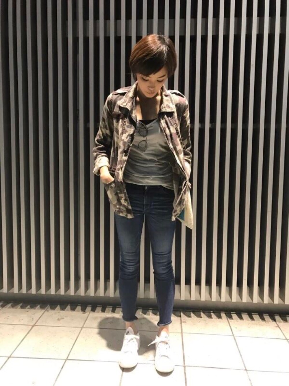 「カジュアル、オトナカジュアル、デニム、スニーカー、カモフラ、カーキ、adidas、ootd、めがね」｜「ESTNATIONのアイテム（ジャケット/アウター、グリーン系）」を使った、中山こころさん（レディース・160cm）の春コーディネートの1枚目の写真