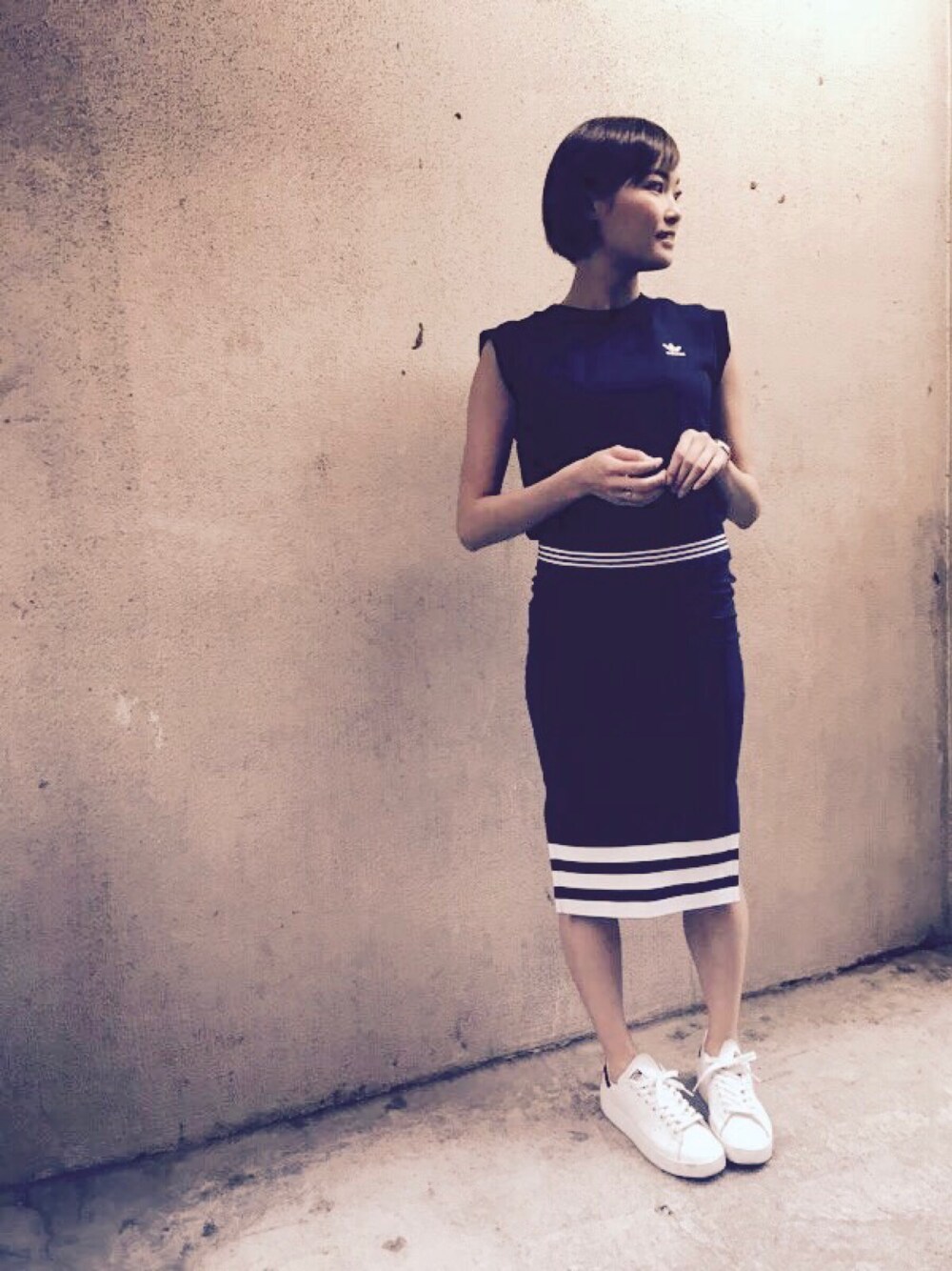 「シンプル、夏コーデ、スニーカー、セットアップ、adidas、タイトスカート」｜「adidasのオリジナルス タンクトップ[TANK TOP]（タンクトップ、ブルー系）」を使った、中山こころさん（レディース・160cm）の夏コーディネートの1枚目の写真