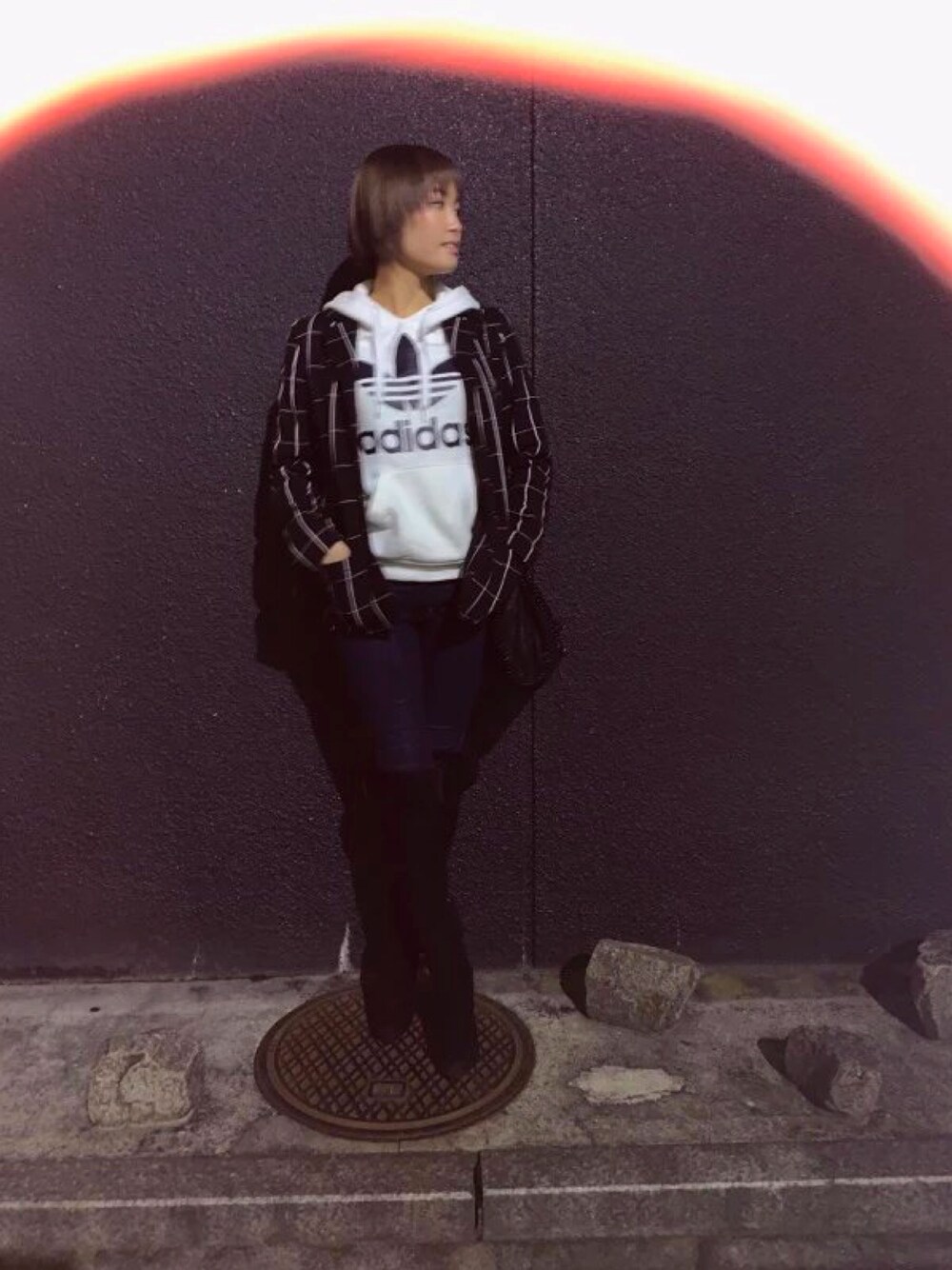 「ootd、カジュアルコーデ、パンツスタイル、ジャケット、デニム、adidas、ニーハイブーツ」｜「agnes b.のJCC5 VESTE（テーラードジャケット、ブラック系）」を使った、中山こころさん（レディース・160cm）の冬コーディネートの1枚目の写真