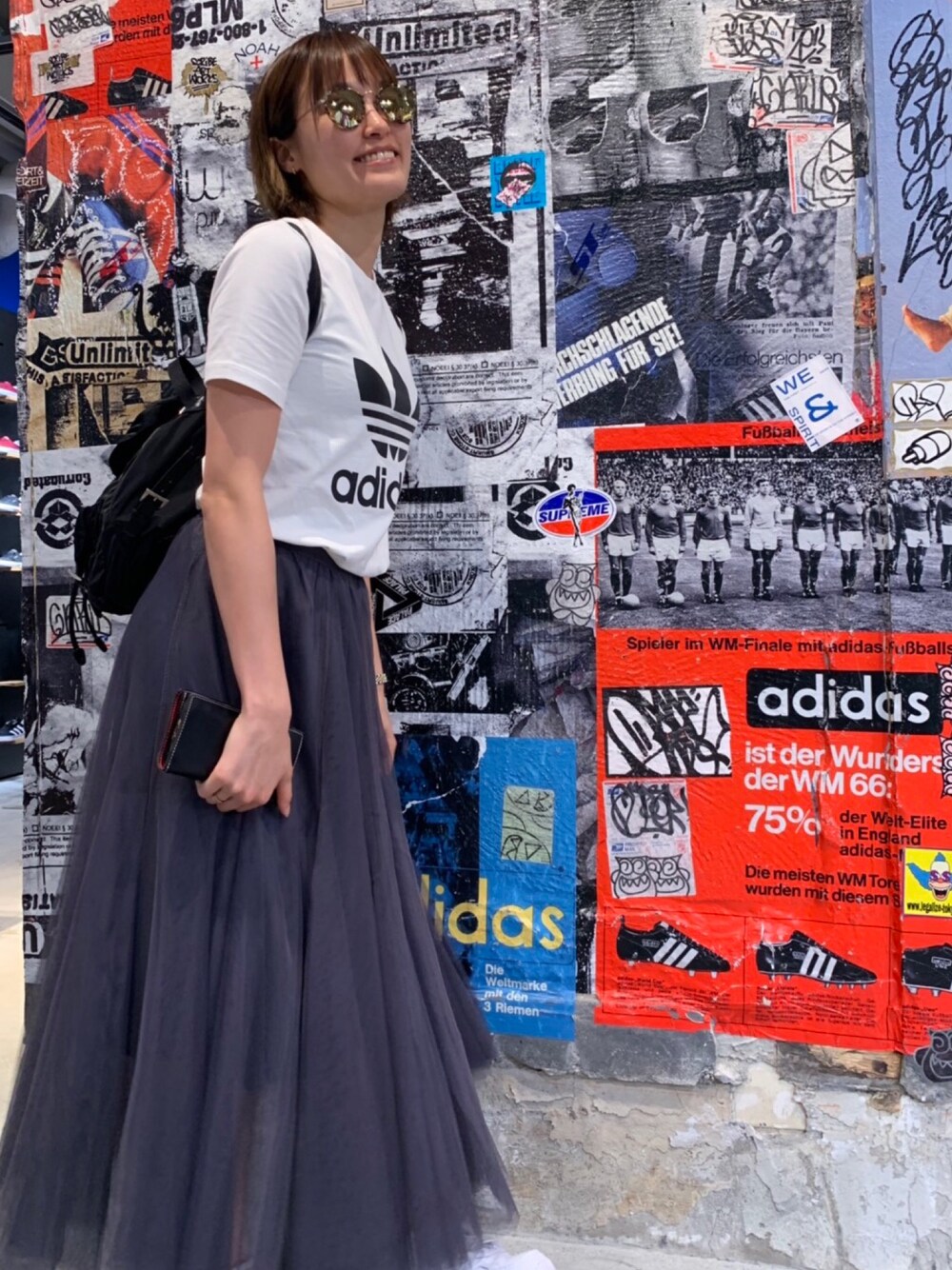 「adidas、夏、オトナカジュアル、シンプル、白Tシャツ、スポーツミックス、スニーカー」｜「OLIVER PEOPLESのMP-2（メガネ、ブラウン系）」を使った、中山こころさん（レディース・160cm）の春コーディネートの1枚目の写真