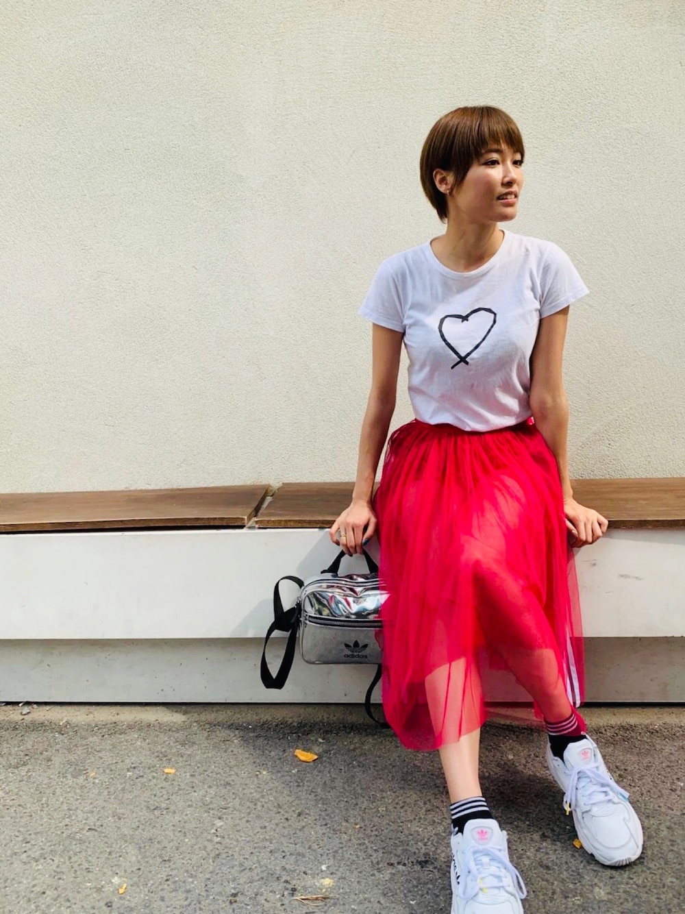 「大人カジュアル、adidas、スカート、派手」｜「agnes b.のSAE0 TS（Tシャツ/カットソー、ホワイト系）」を使った、中山こころさん（レディース・160cm）の夏コーディネートの1枚目の写真