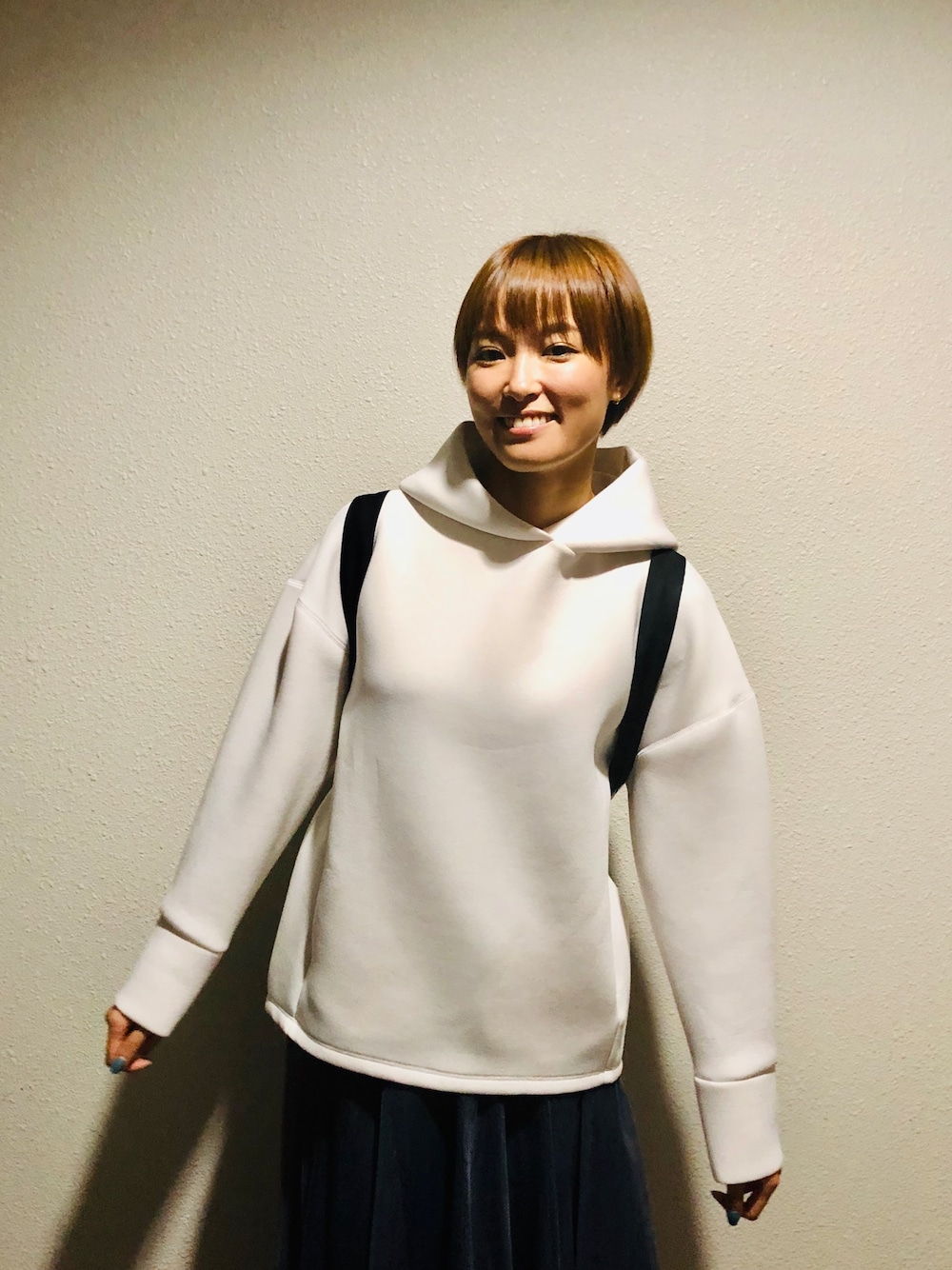 「シンプル、カジュアル、ゆるコーデ、オーバーサイズ、パーカー」｜「ODORANTES nano･universeのアイテム（パーカー、ホワイト系）」を使った、中山こころさん（レディース・160cm）の秋コーディネートの1枚目の写真