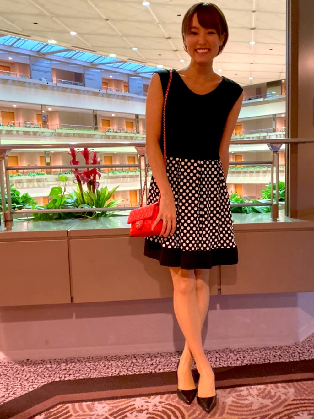 「シンプル、ショートヘア、ガーリー、ドレスコード、ワンピース、パンプス、chanel、Jimmy Choo」｜「CHANELのアイテム（ショルダーバッグ、レッド系）」を使った、中山こころさん（レディース・160cm）の秋コーディネートの1枚目の写真