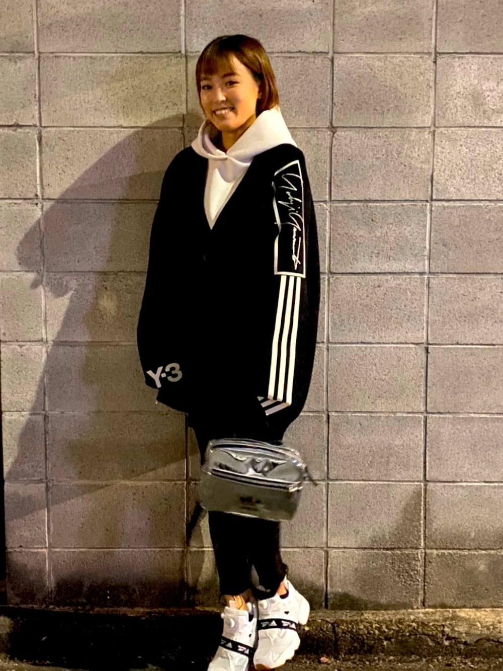 「シンプルコーデ、ゆるコーデ、大人カジュアル、オーバーサイズ、パンツスタイル、スポーツミックス、adidas、Y-3、reebok」｜「ODORANTES nano･universeのアイテム（パーカー、ホワイト系）」を使った、中山こころさん（レディース・160cm）の冬コーディネートの1枚目の写真