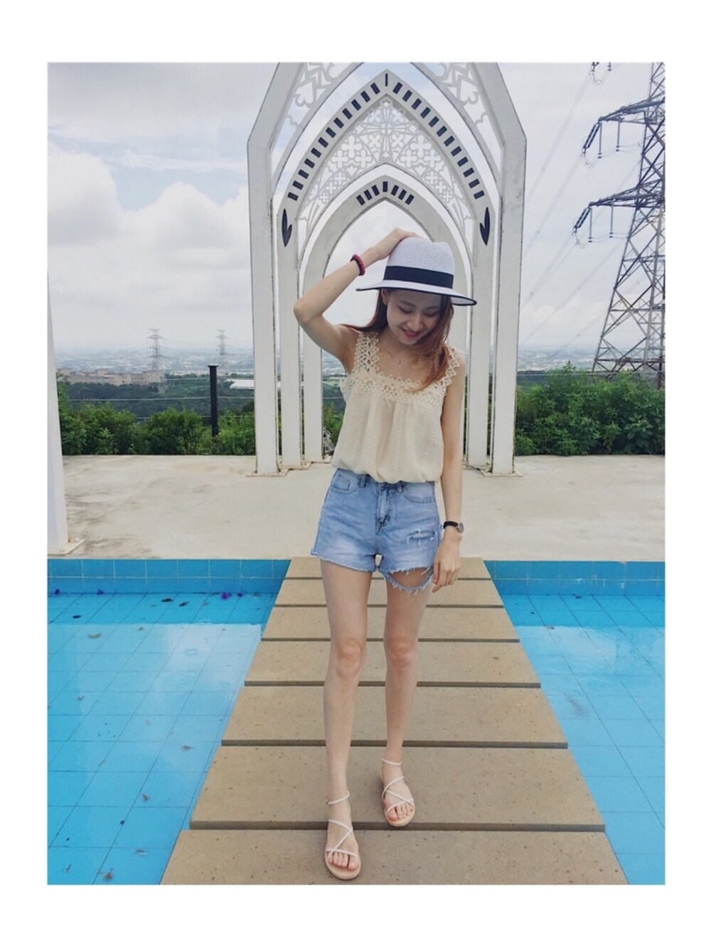 「summer、girl、casual、牛仔褲、背心、涼鞋、蕾絲、緹花、LOVE、ootd」｜「Lina Linaのアイテム（トップス、ベージュ系）」を使った、Yun Luさん（レディース・163cm）の夏コーディネートの1枚目の写真