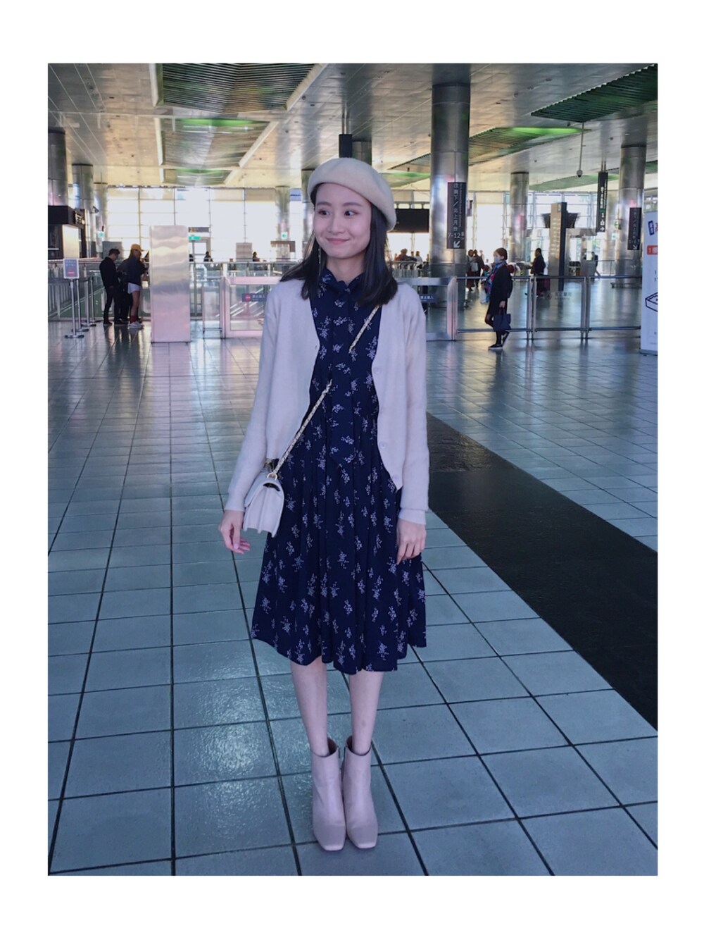 「girl、autumn、LOVE、dress、洋裝、針織、高跟鞋、ootd、小香風、貝蕾帽」｜「Joyceshopのアイテム（ジャケット/アウター、ホワイト系）」を使った、Yun Luさん（レディース・163cm）の秋コーディネートの1枚目の写真