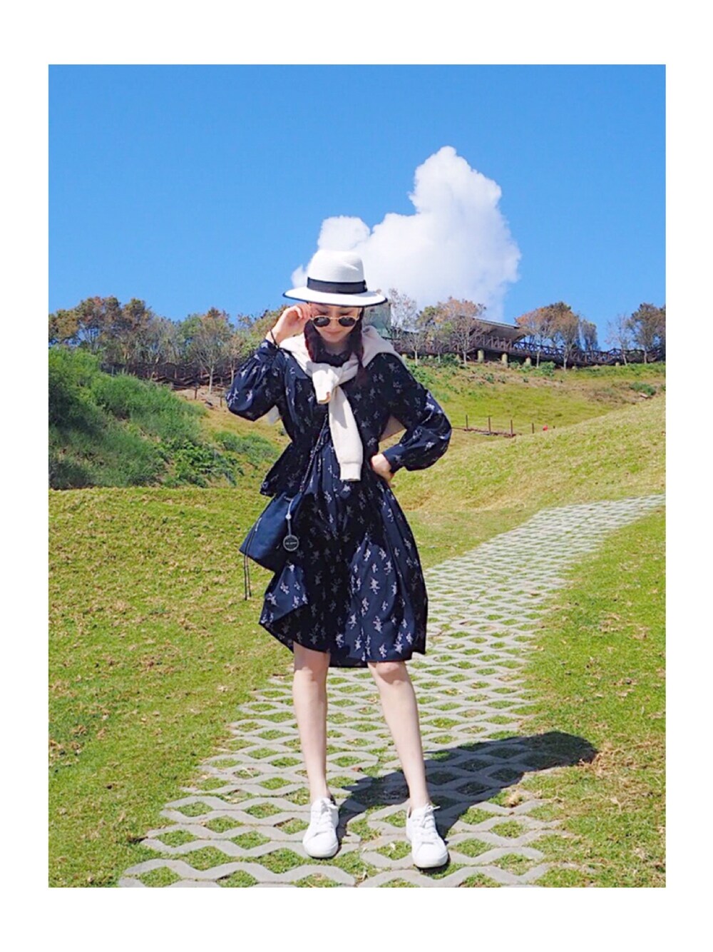「girl、autumn、lovely、travel、Cute、dress、洋裝、碎花、針織外套、ootd」｜「Lina Linaのアイテム（ワンピース/ドレス、ブルー系）」を使った、Yun Luさん（レディース・163cm）の秋コーディネートの1枚目の写真